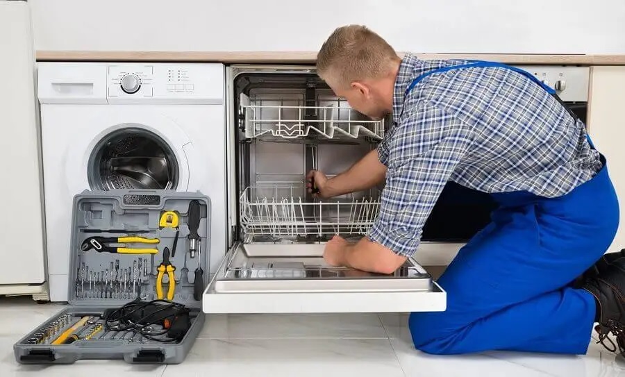 Sarıyer Electrolux servisi teknisyen ekibi beyaz eşya tamiri yaparken